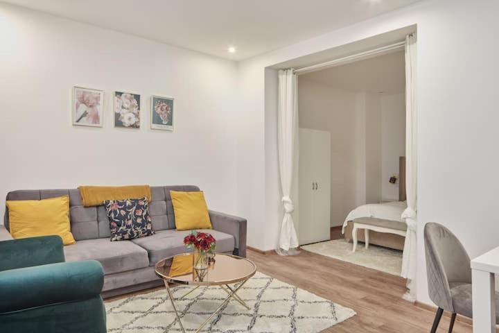Nice And Cozy Apartment Right At Tv Tower — Photos 1